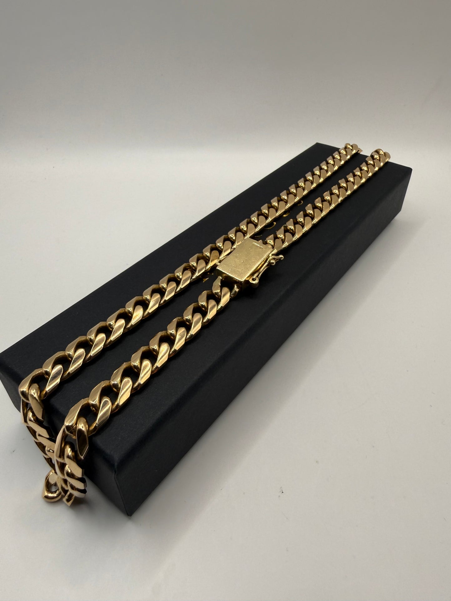 9ct Gold Curb Chain 22" 10mm 124.49g