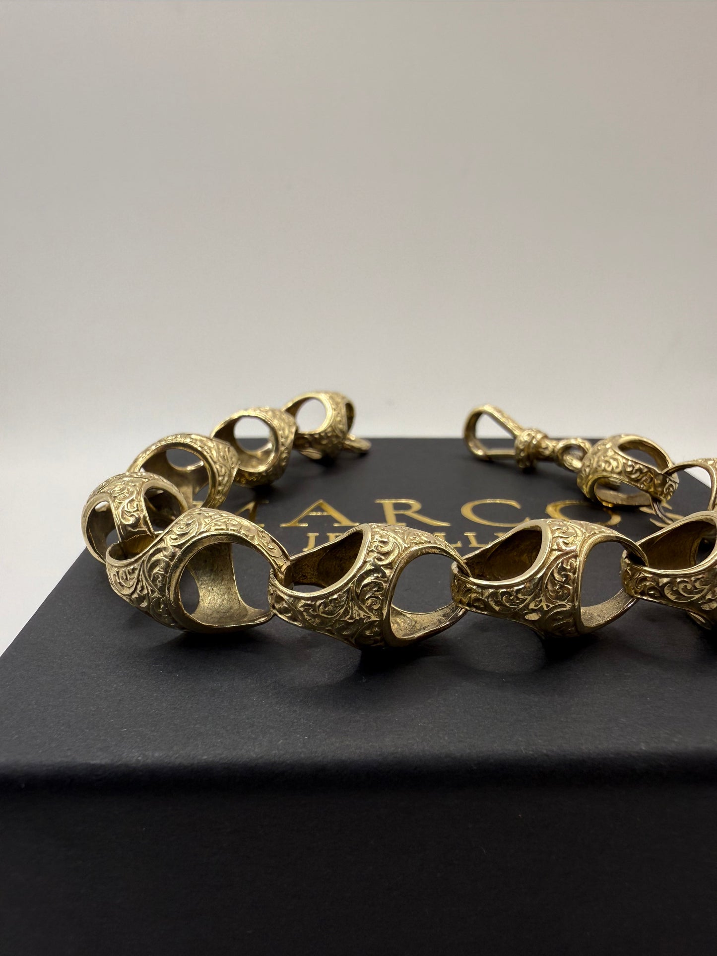 9ct Gold Acorn Bracelet 9.25" 12.5mm 33.67g