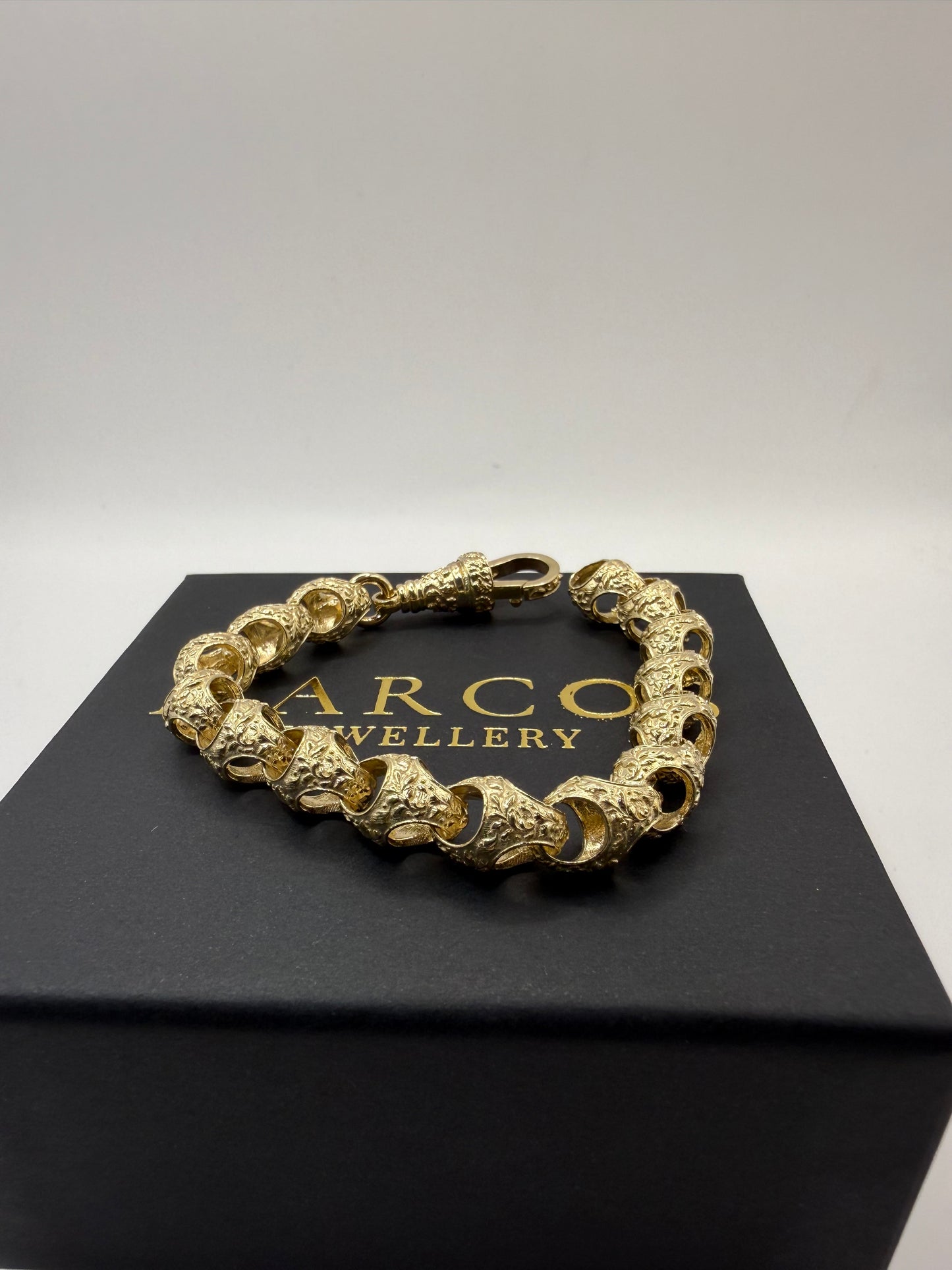 9ct Gold Acorn Bracelet 8" 10mm 35.4g