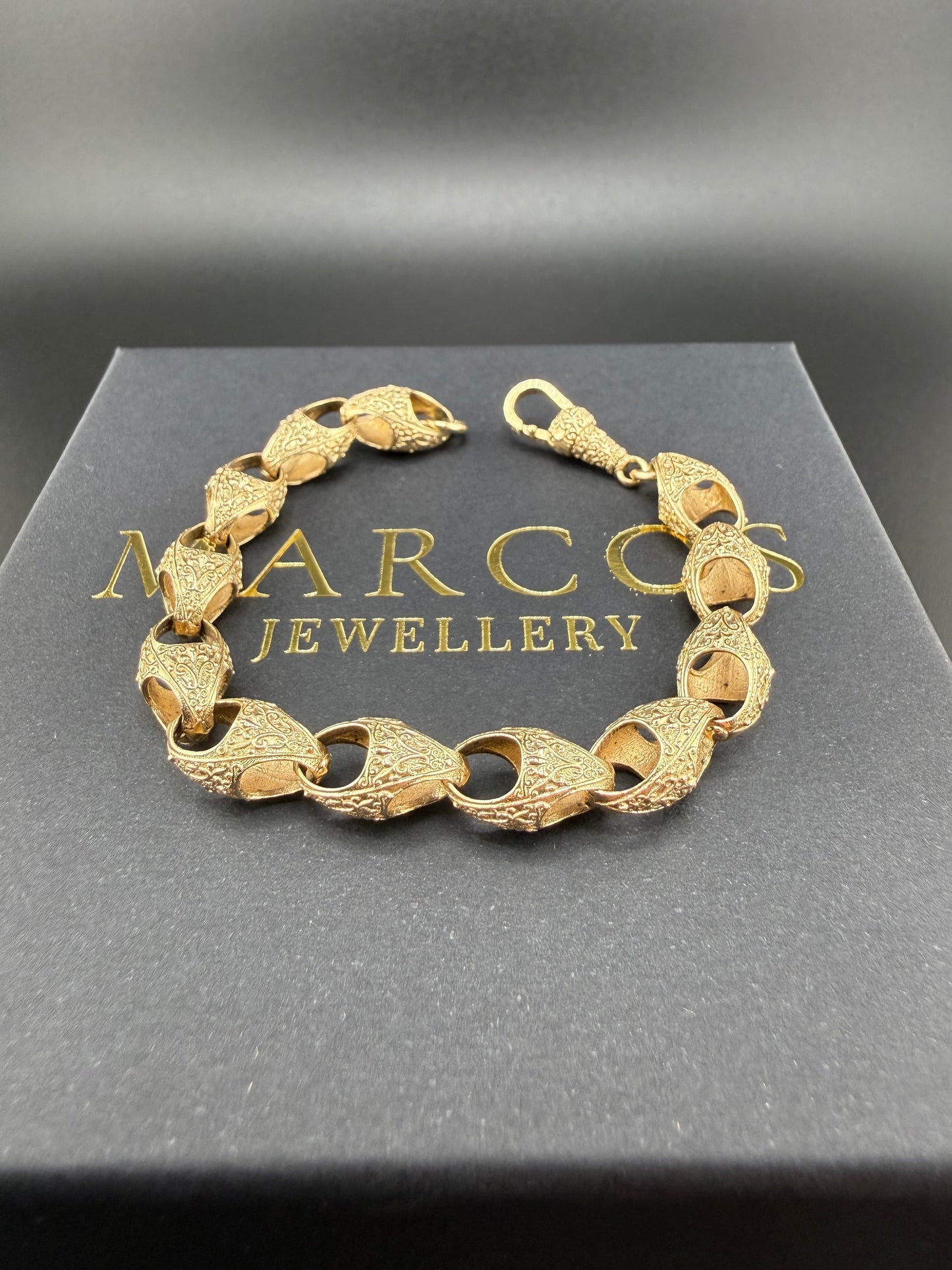 9ct Gold Acorn Bracelet 7" 8mm 12.49g