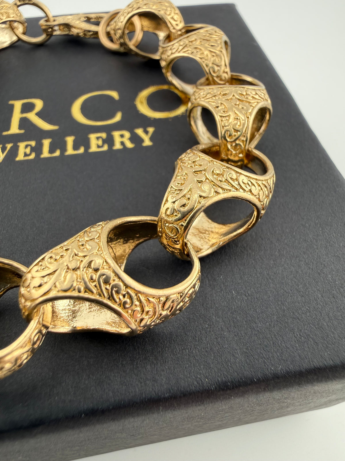 9ct Gold Acorn Bracelet 9.25" 13mm 36.2g