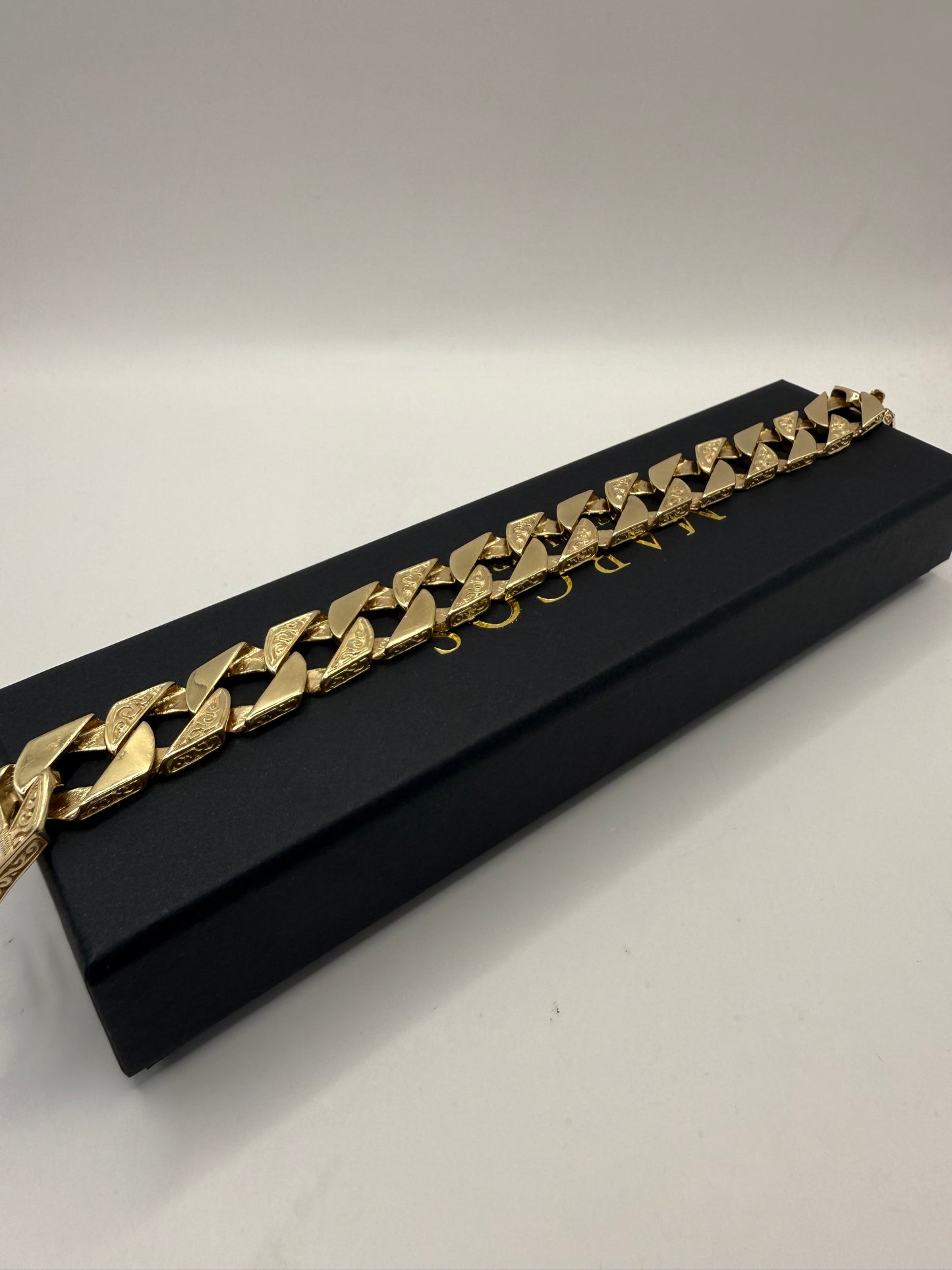 9ct gold chaps bracelet 9" 12mm 57.9g