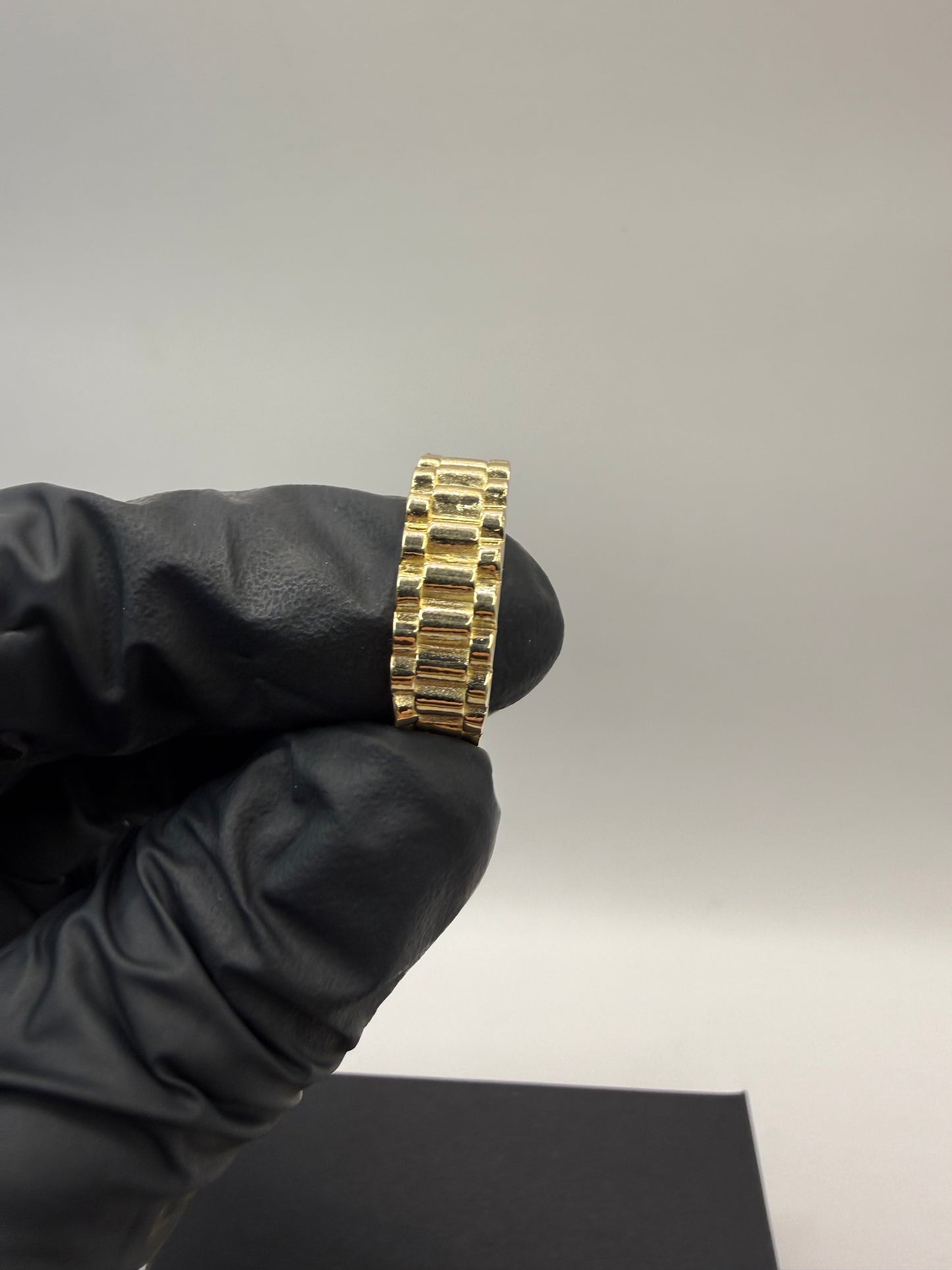 9ct Gold Designer Style Ring Size V 6.66g