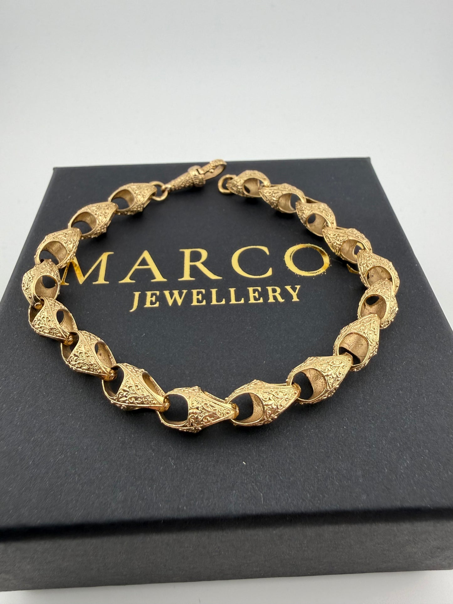 9ct Gold Acorn Bracelet 9.45” 9mm 17.48g