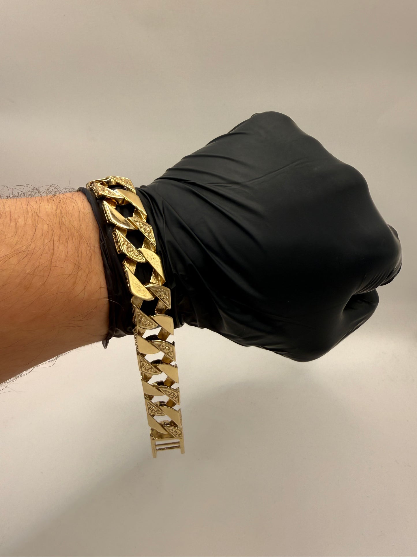 9ct gold chaps bracelet 9" 12mm 57.9g