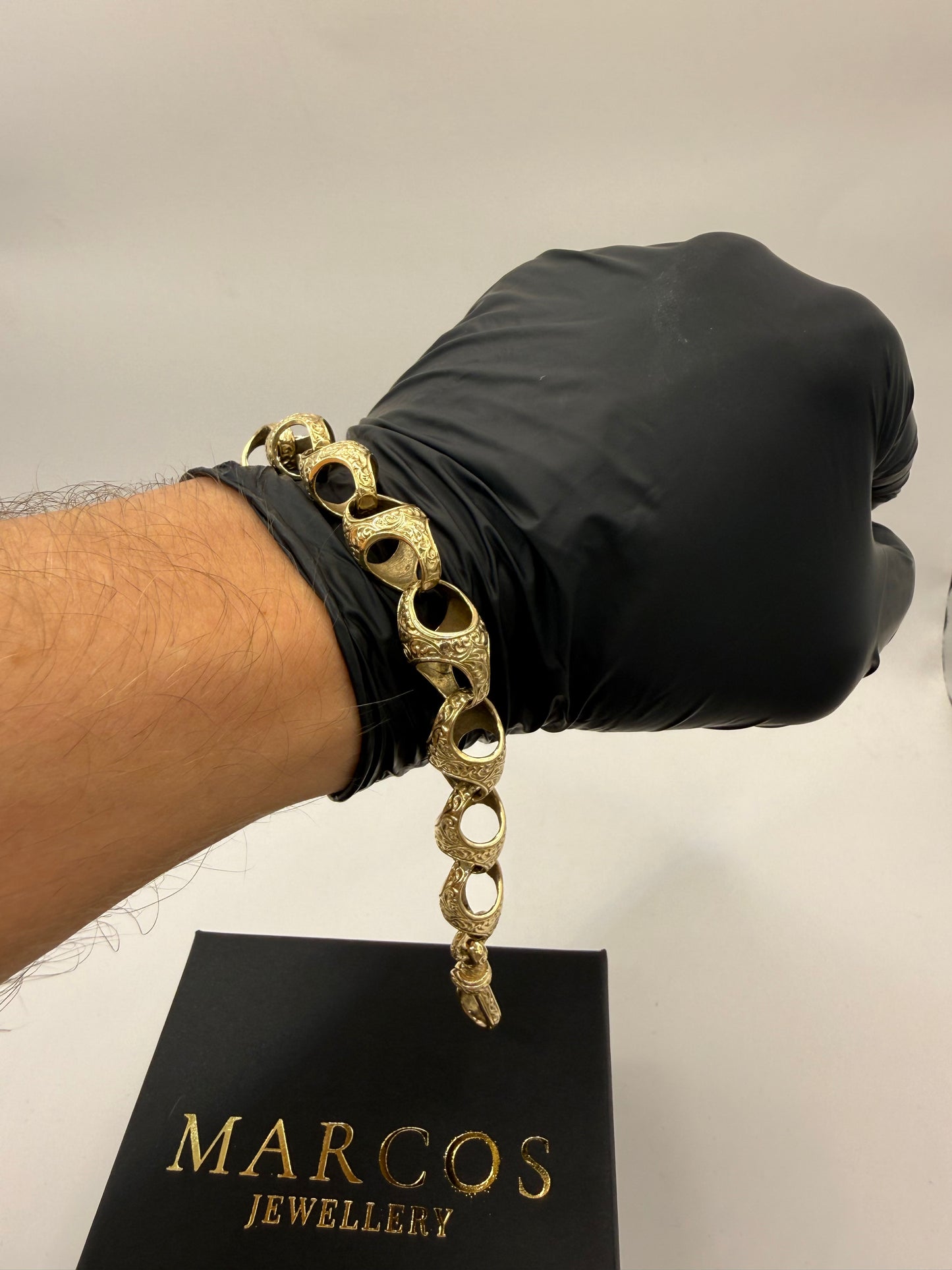 9ct Gold Acorn Bracelet 9.25" 12.5mm 33.67g