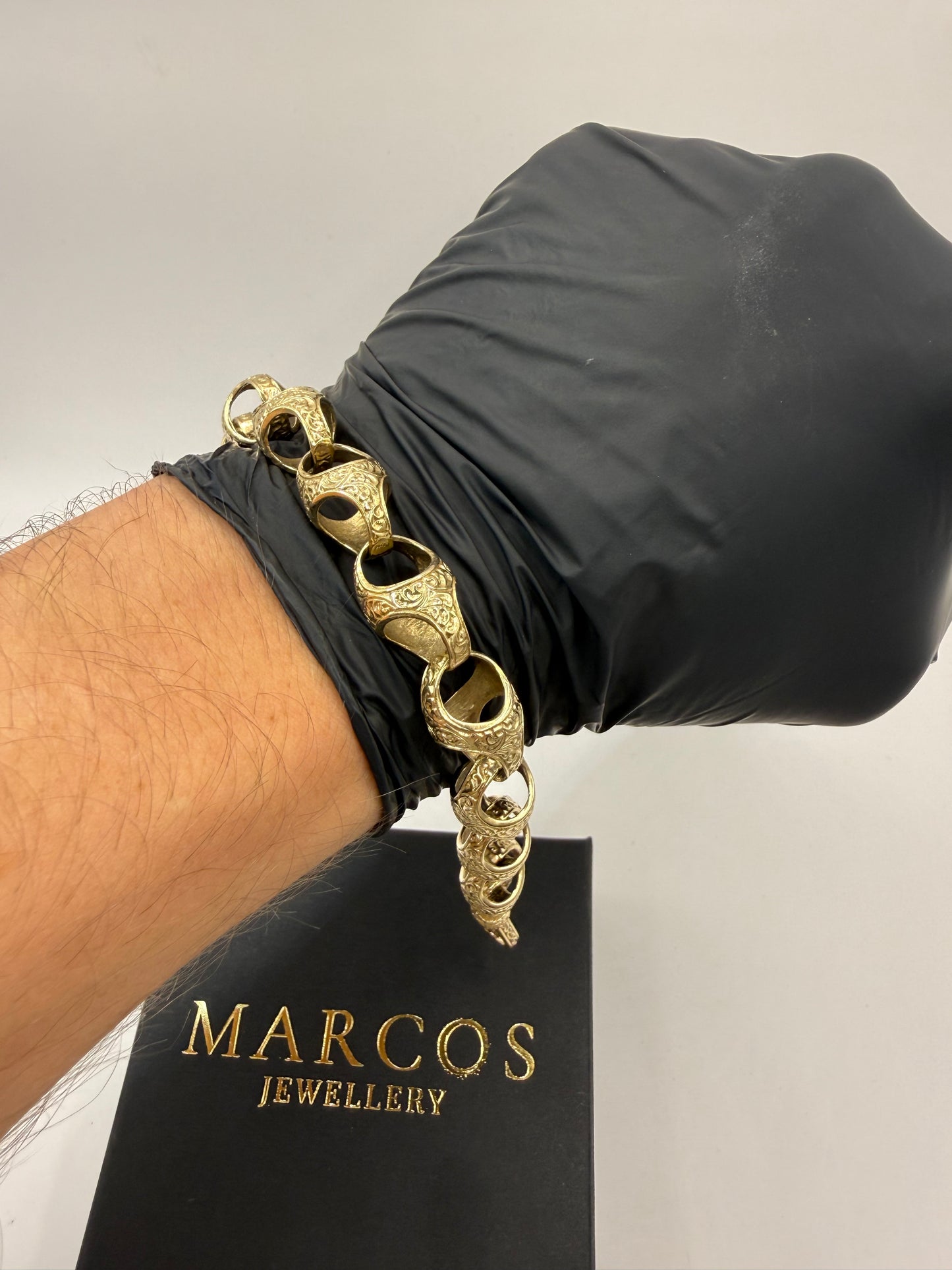 9ct Gold Acorn Bracelet 9.25" 12.5mm 33.67g