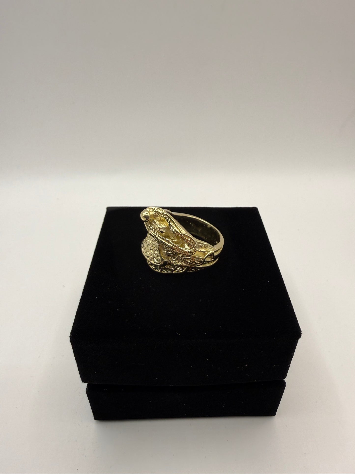 9ct Gold Saddle Ring Size V 20.44g