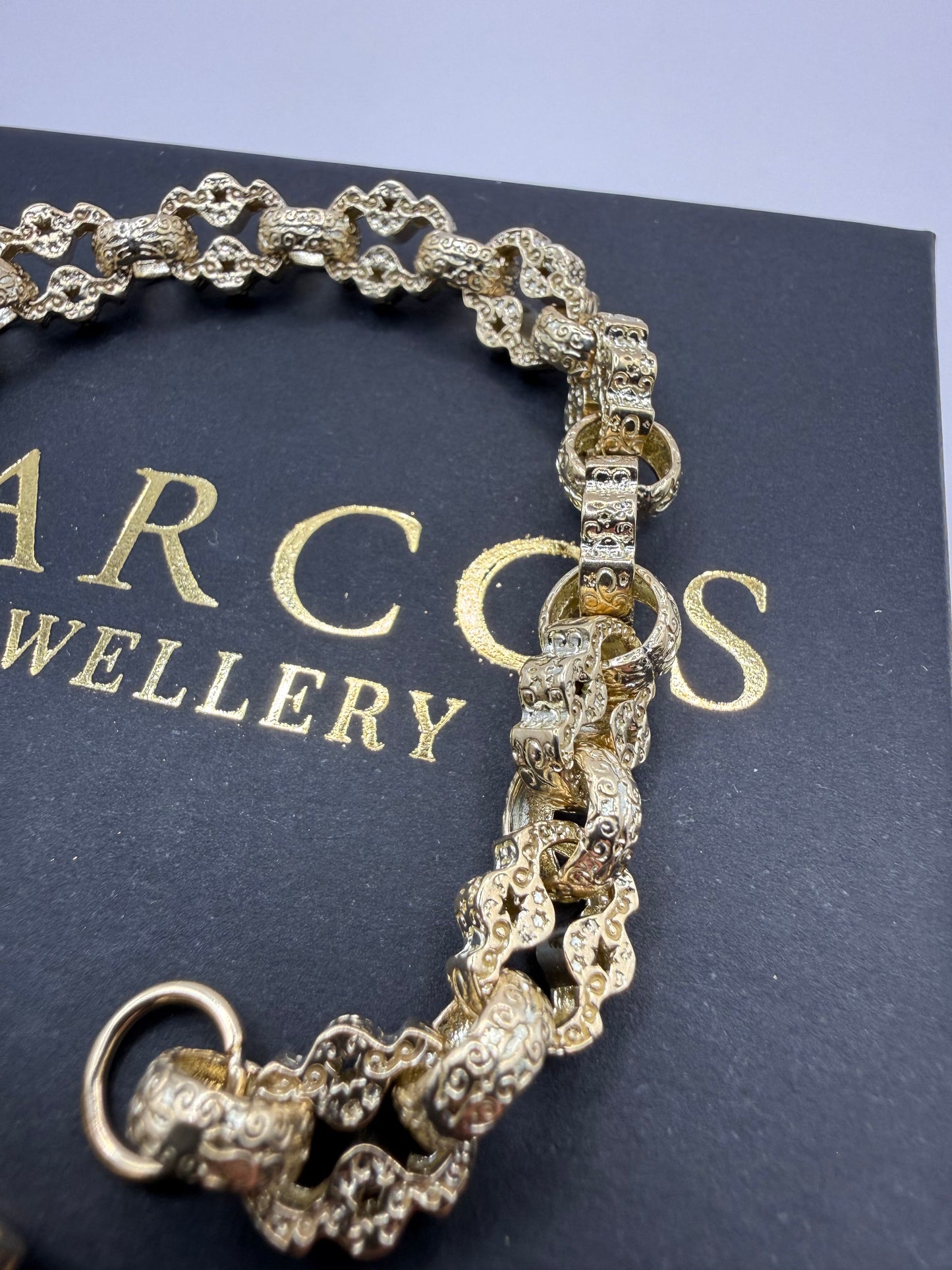 9ct Gold Stars & Belcher Bracelet 8.75" 9mm 26.96g