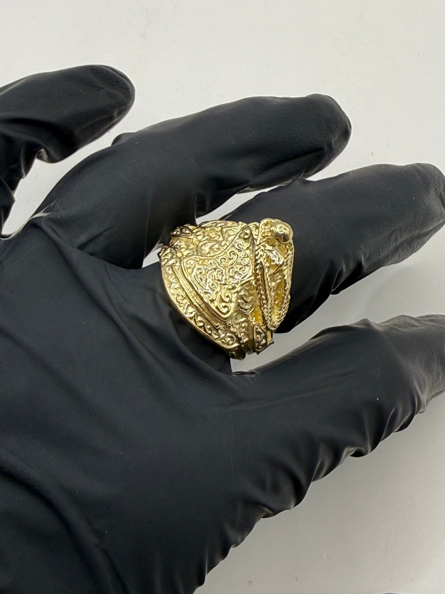 9ct Gold Saddle Ring Size V 20.44g