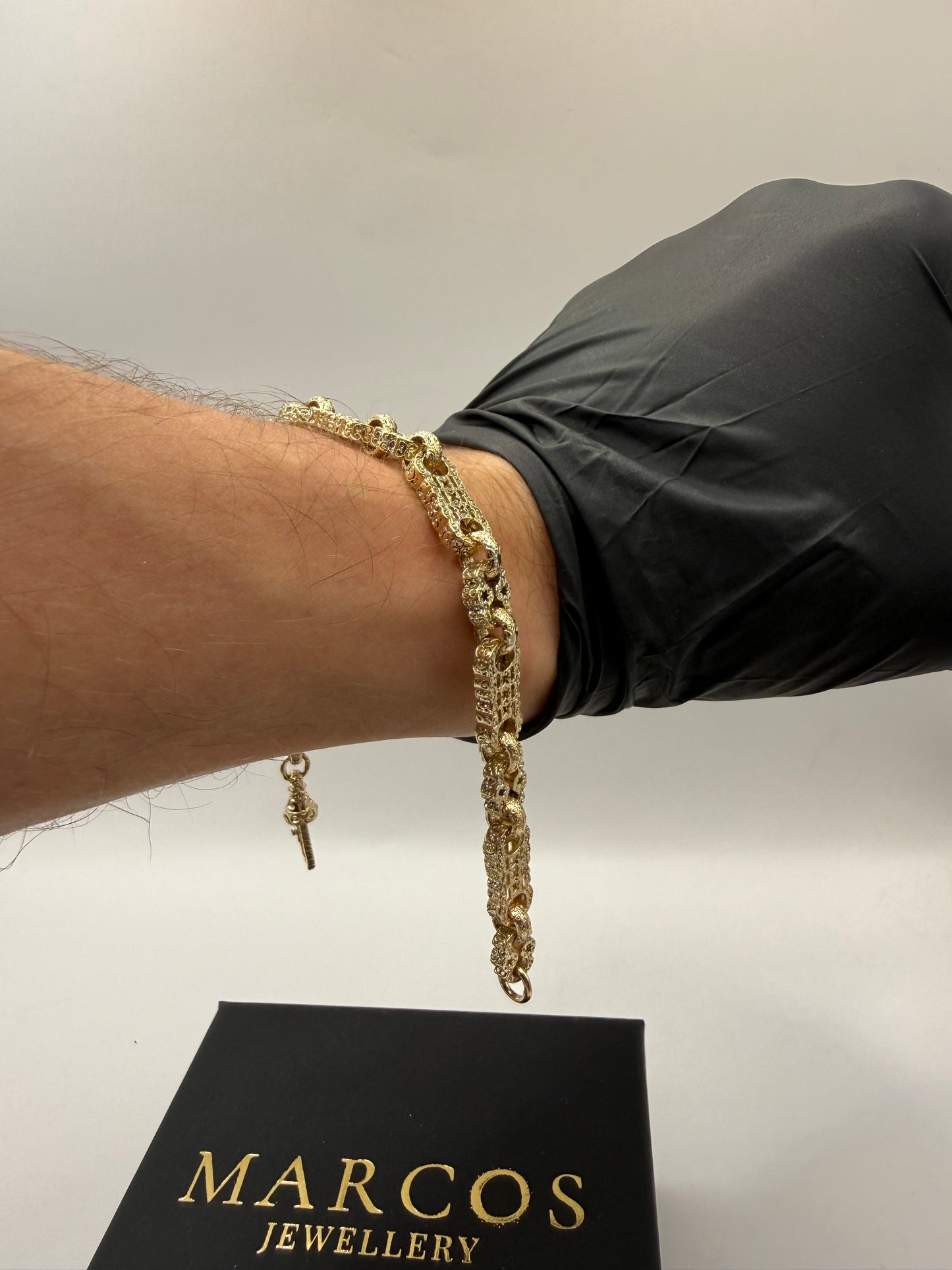 9ct Gold Stars & Bars Bracelet 9" 7mm 22.75g