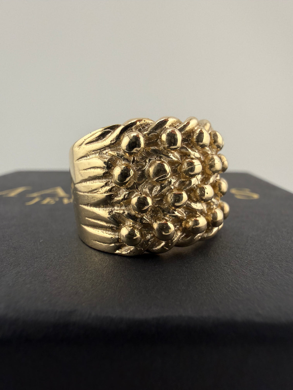 9ct Gold Keeper Ring Size V 19.3g