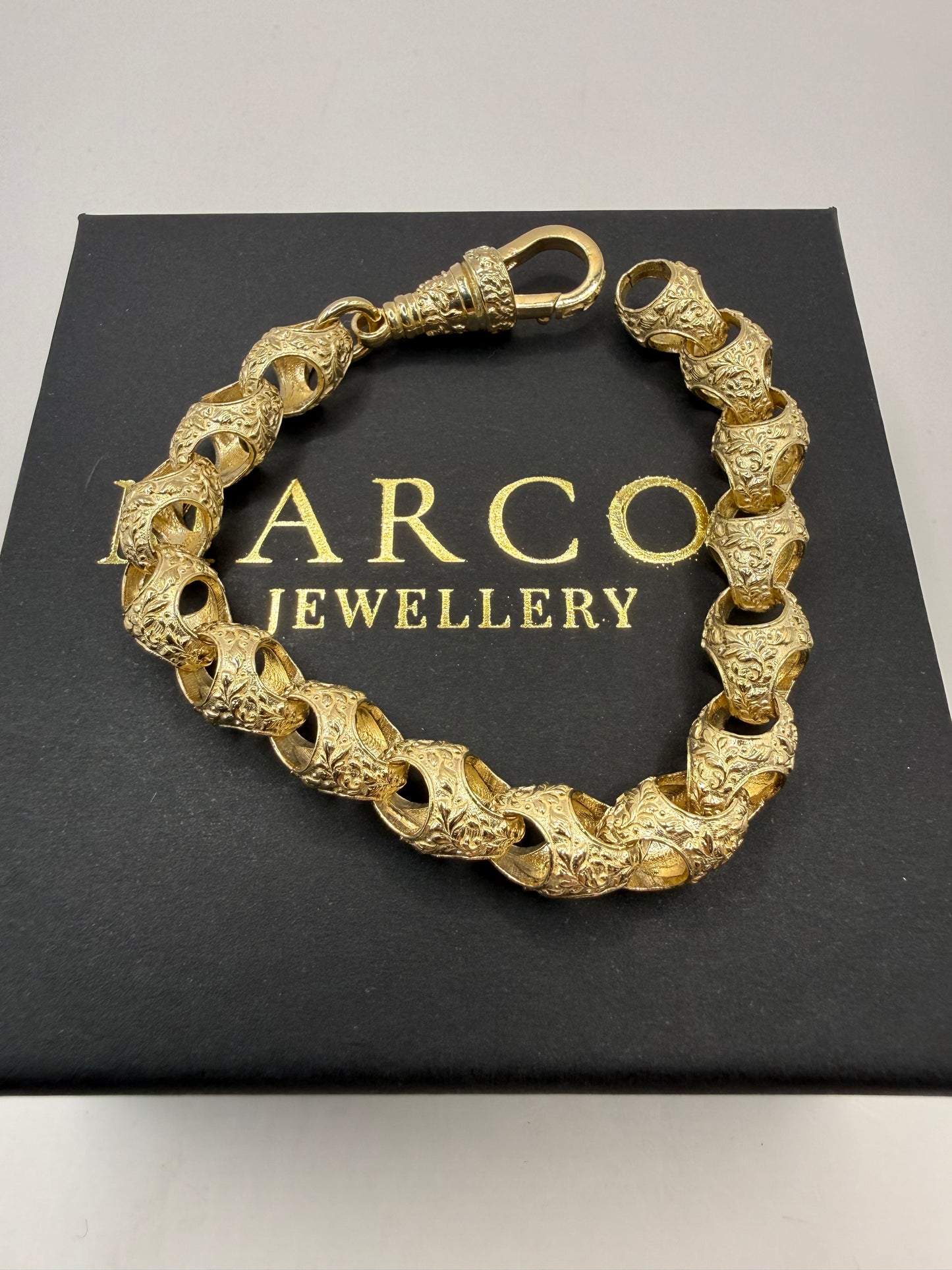 9ct Gold Acorn Bracelet 8" 10mm 35.4g