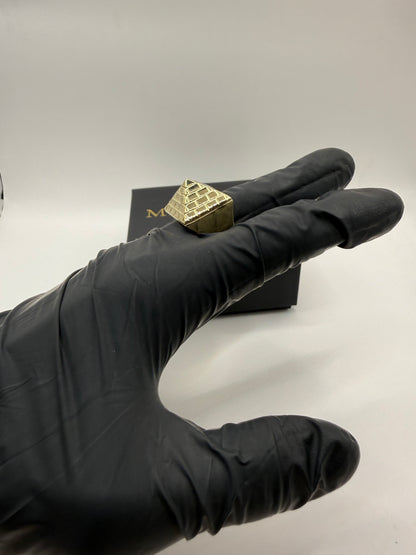 9ct Gold Pyramid Ring Size W 23.93g