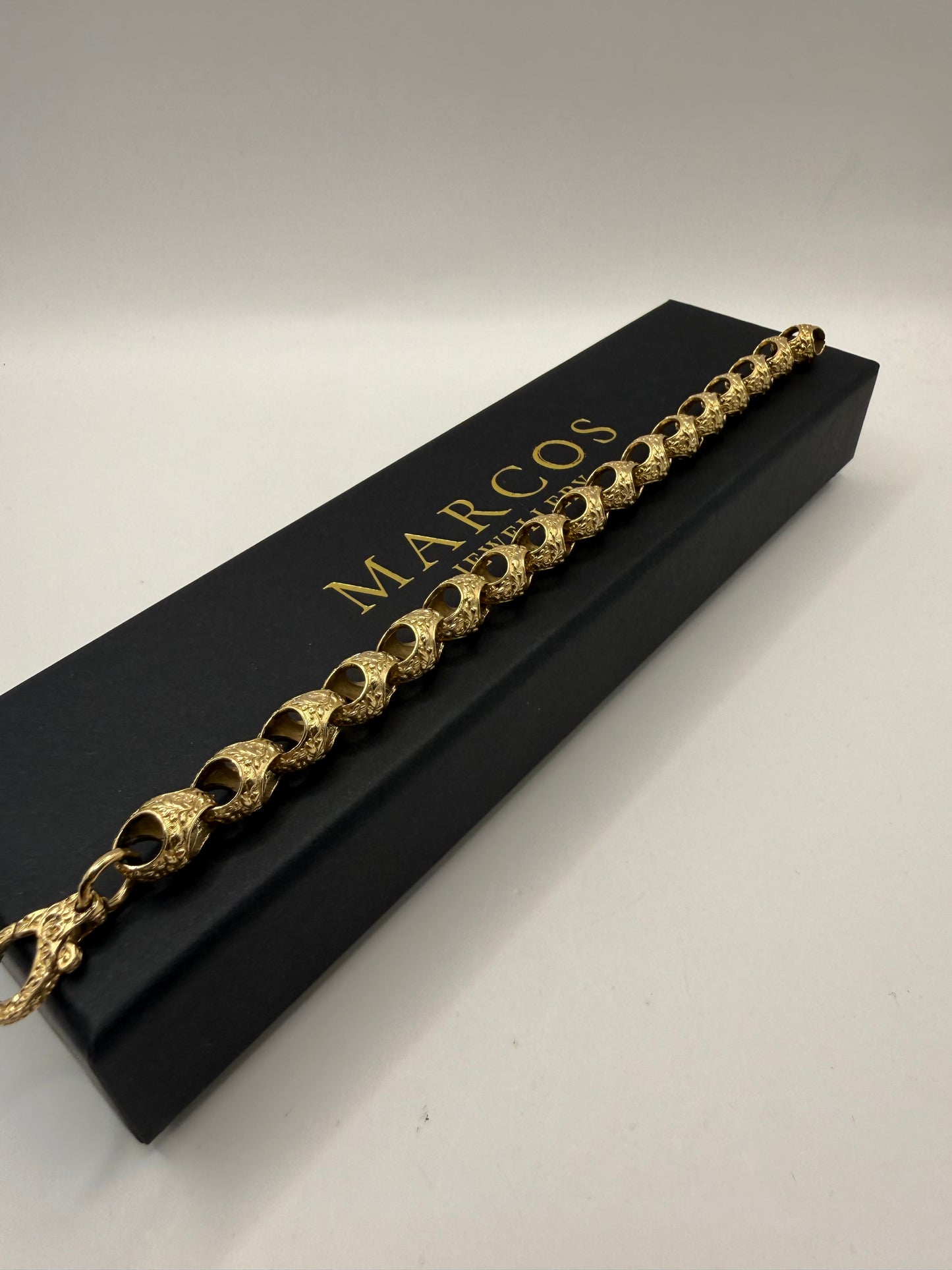 9ct Gold Acorn Bracelet 8.25" 9/10mm 30.5g