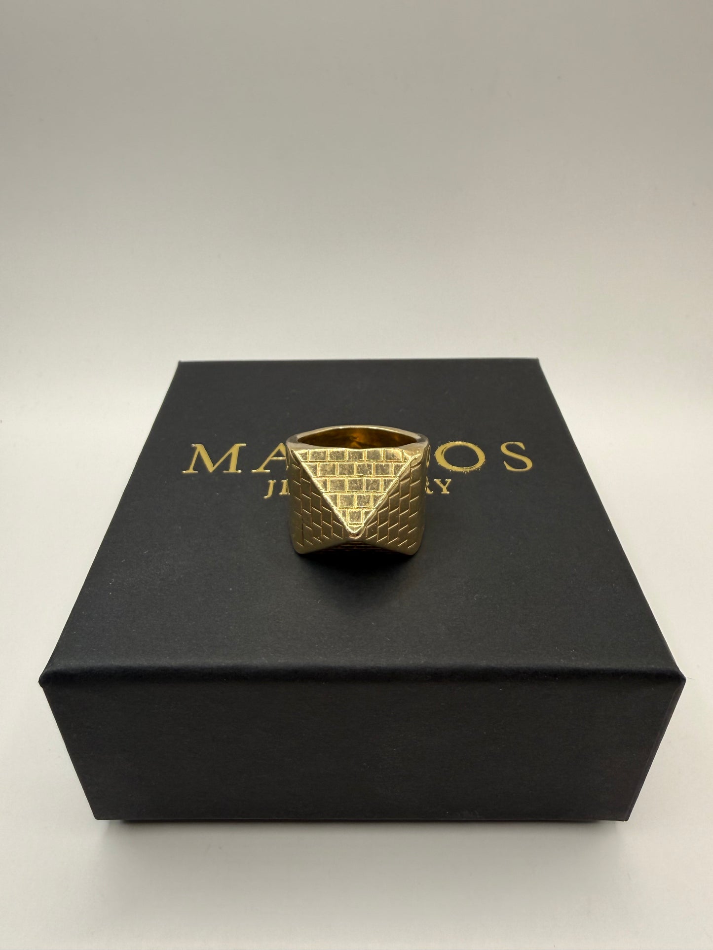 9ct Gold Pyramid Ring Size Z 29.1g