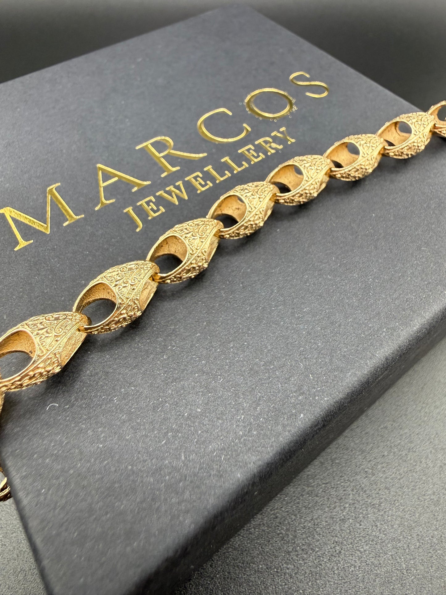 9ct Gold Acorn Bracelet 7" 8mm 12.49g