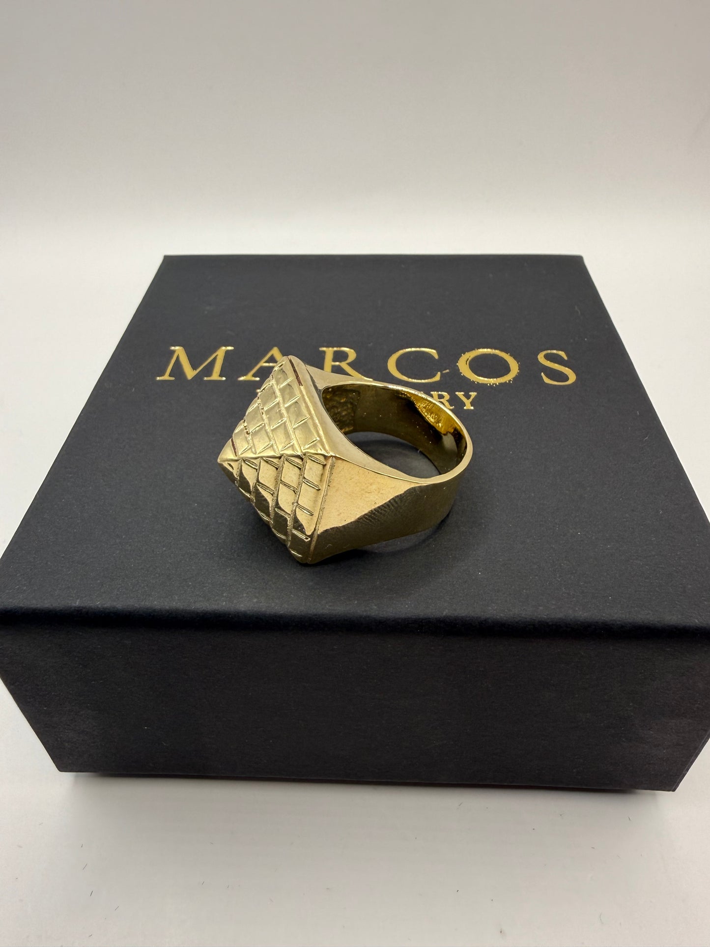 9ct Gold Pyramid Ring Size W 23.93g