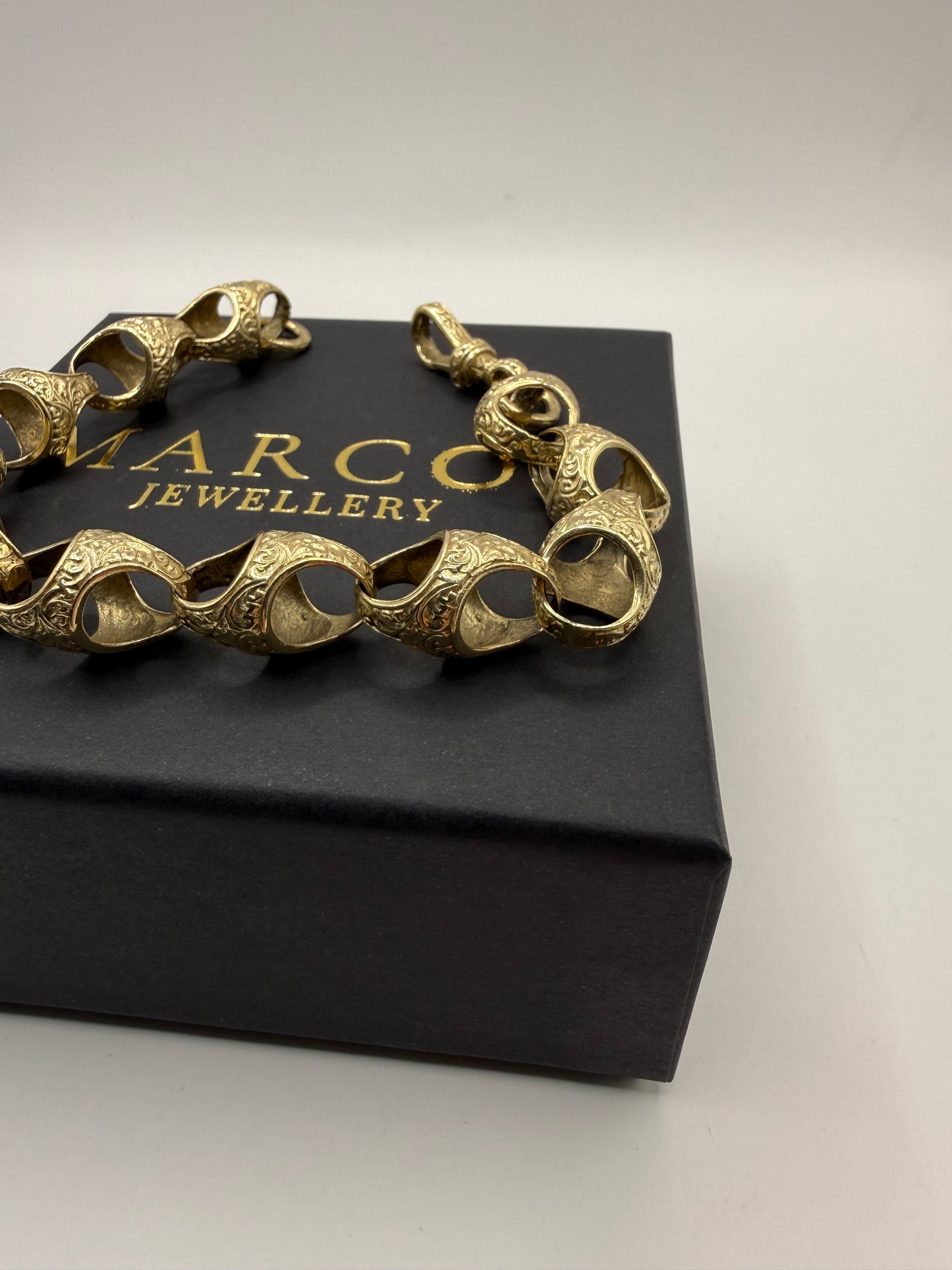9ct Gold Acorn Bracelet 9.25" 12.5mm 33.67g