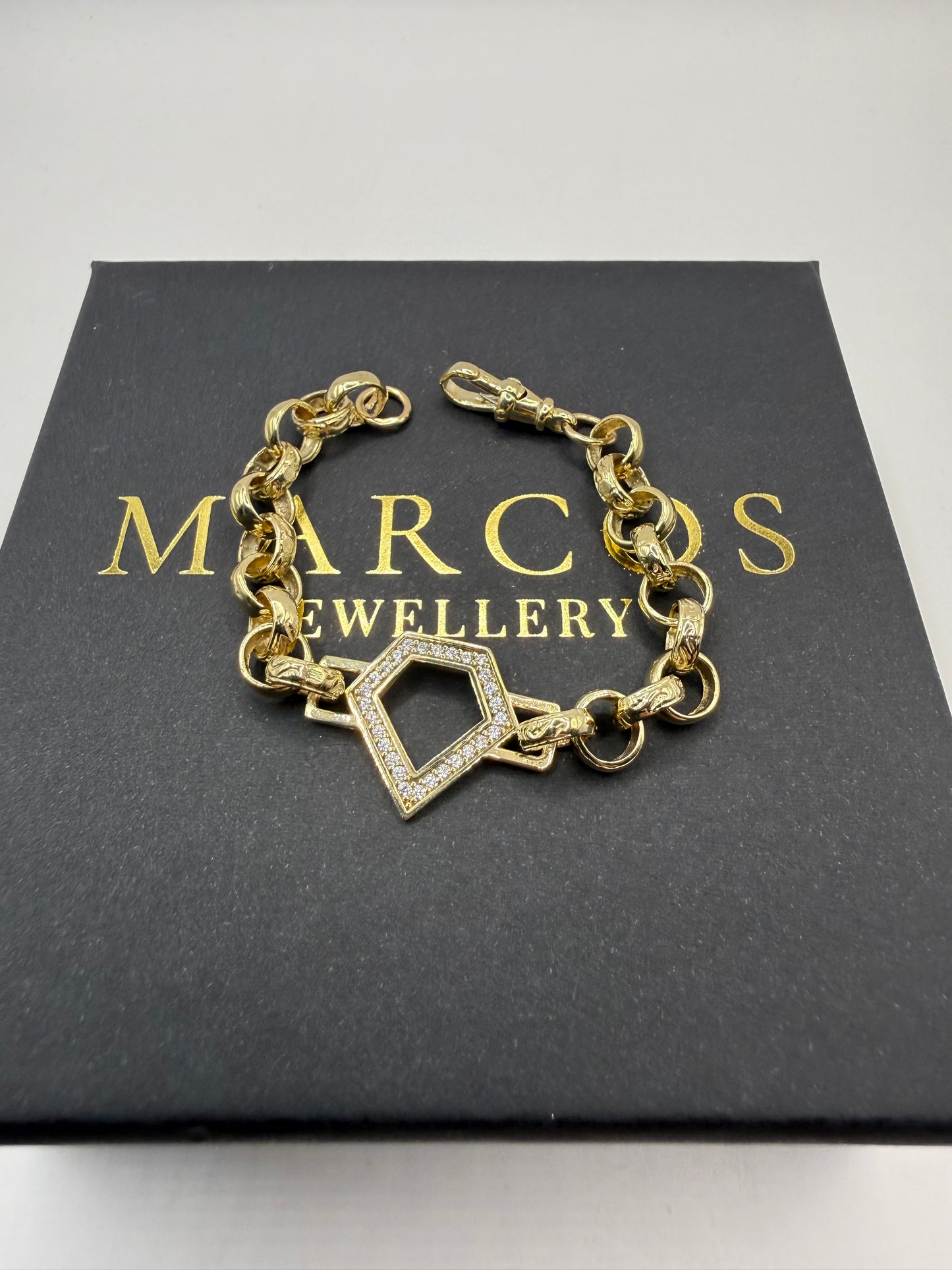9ct Gold Baby Diamond Shape CZ belcher bracelet 6" 7mm 10.5g