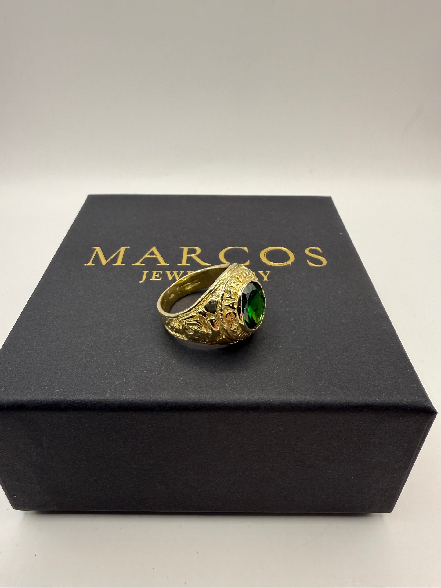 9ct Gold College Ring Size V 13.4g