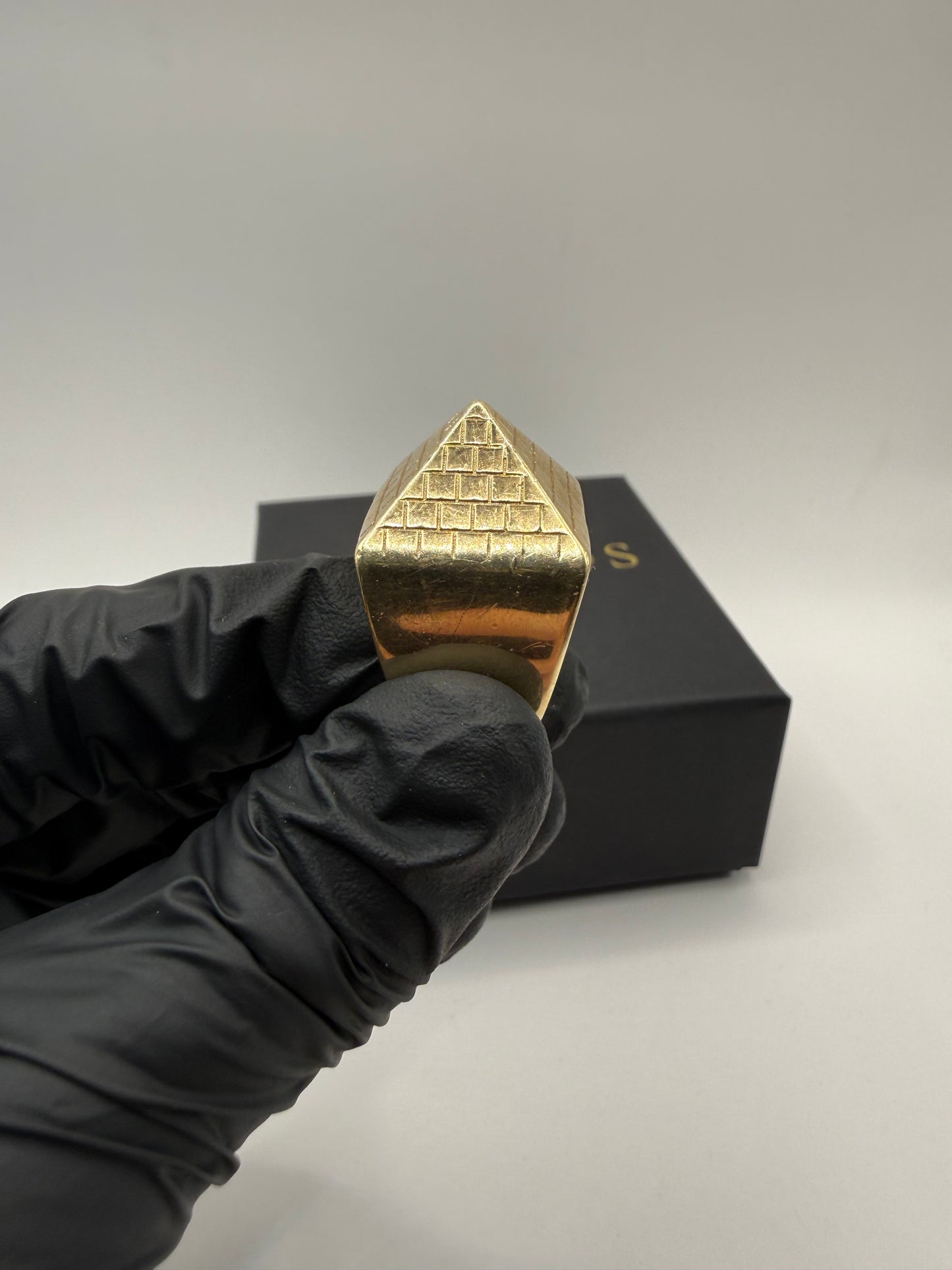 9ct Gold Pyramid Ring Size Z 29.1g