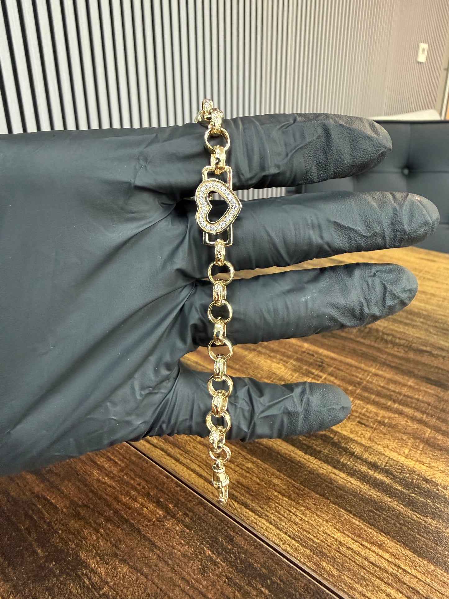 9ct Gold CZ Heart Belcher Bracelet 6.5" 7.5mm 10.8g
