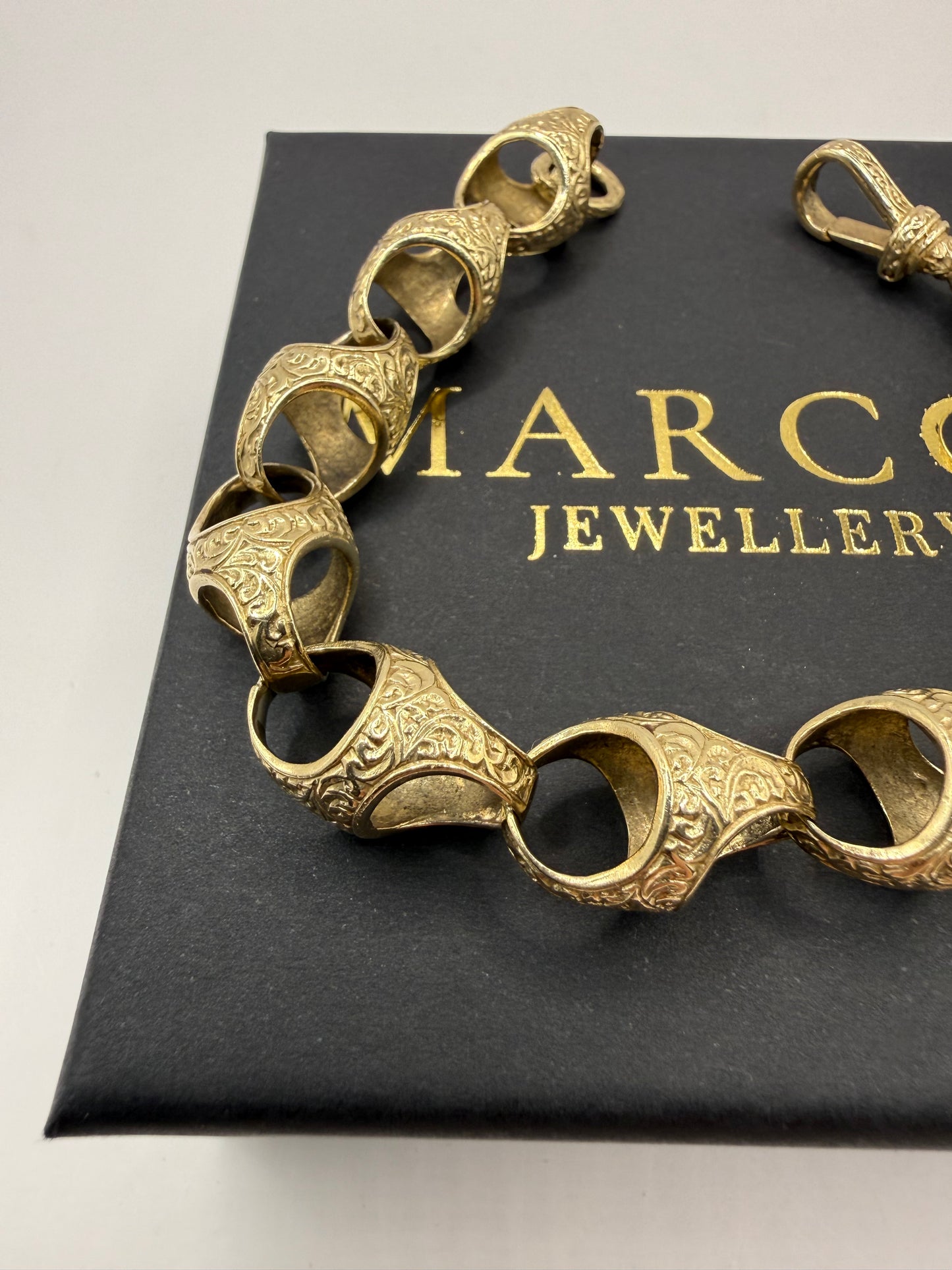 9ct Gold Acorn Bracelet 9.25" 12.5mm 33.67g