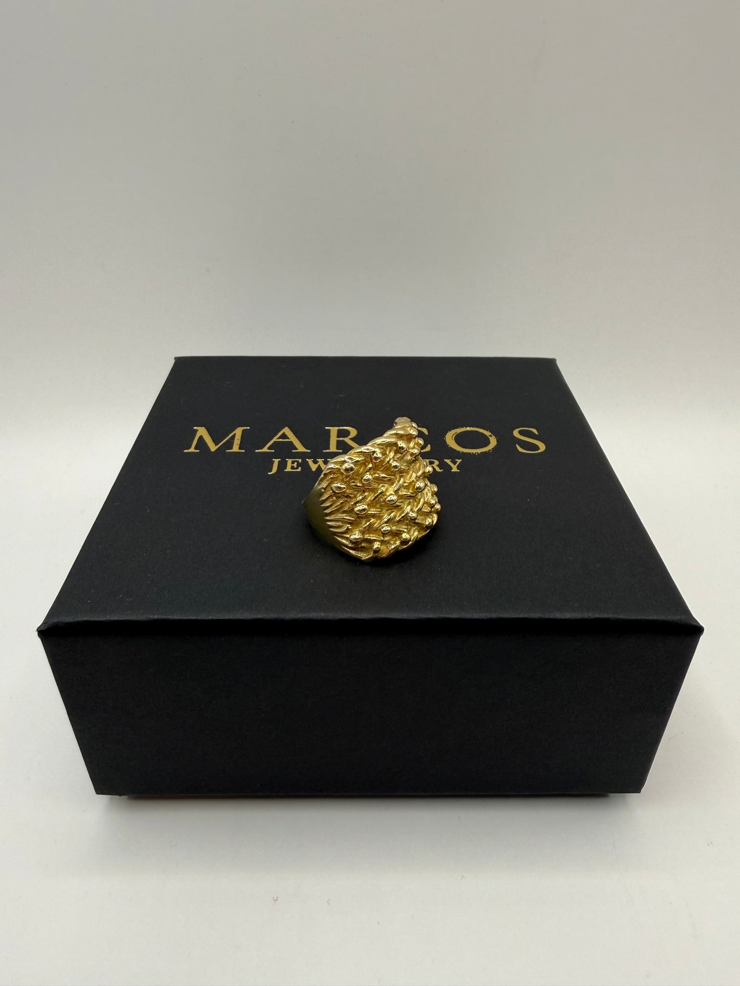 9ct Gold Keeper Ring Size T 11.14g