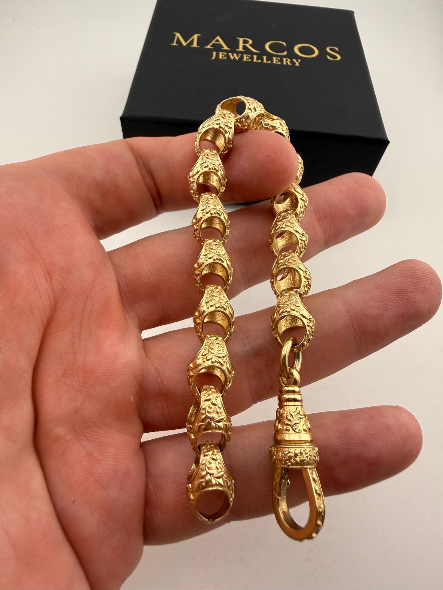 9ct Gold Acorn Bracelet 8" 10mm 31.8g