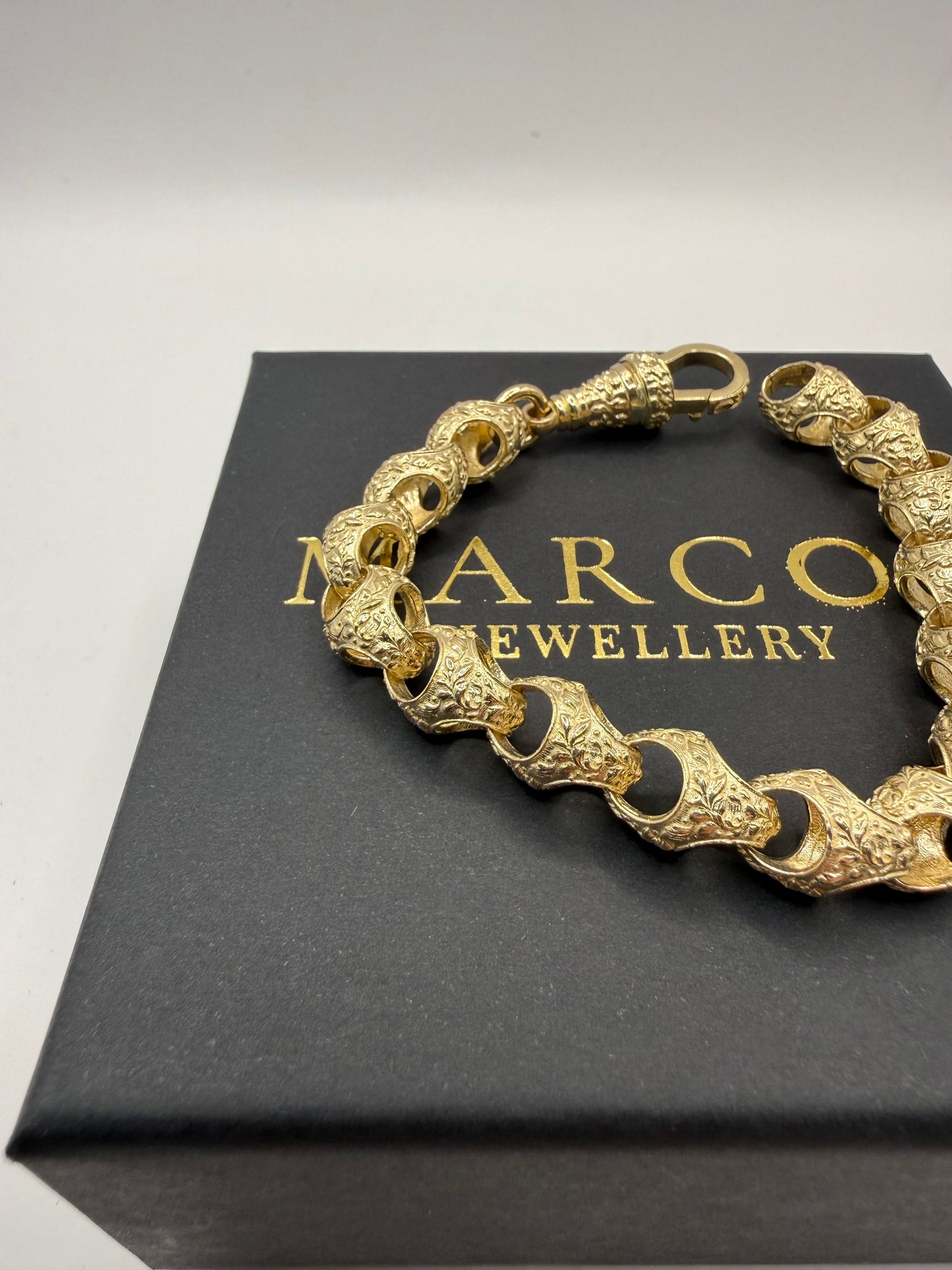 9ct Gold Acorn Bracelet 8" 10mm 35.4g