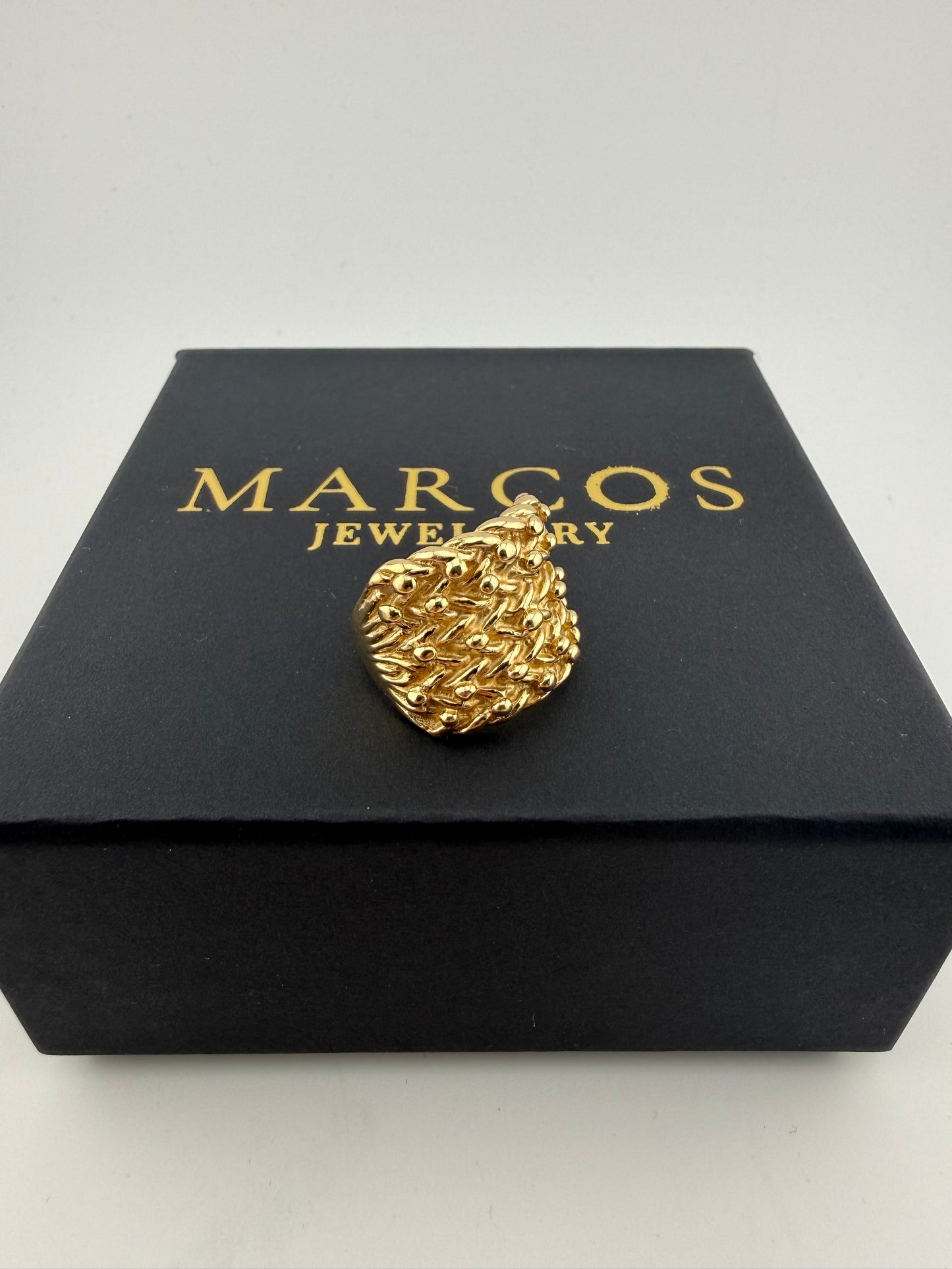 9ct Gold Keeper Ring Size T 11.18g