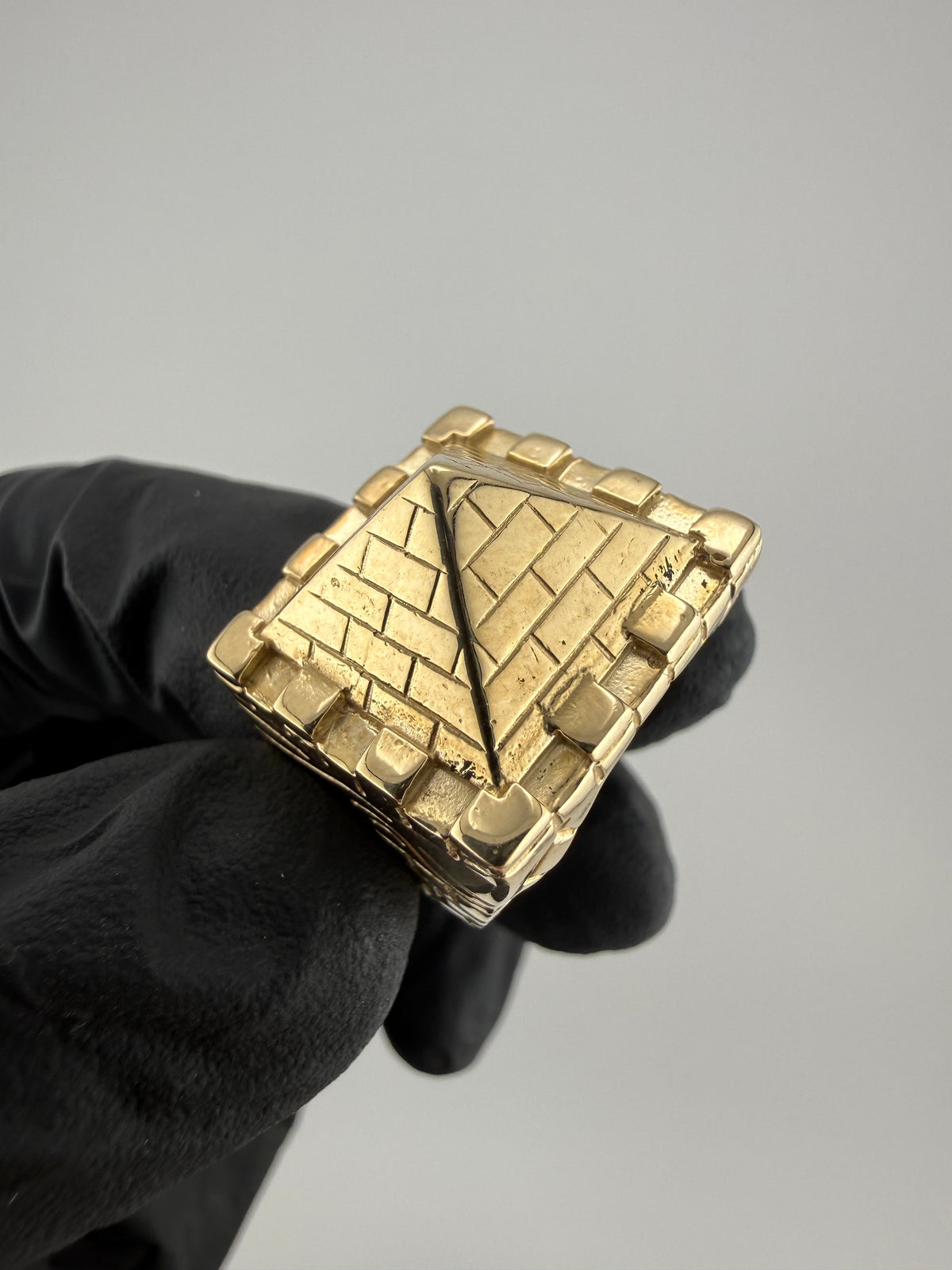 9ct Gold Castle Pyramid Ring Size T-U 16.7g