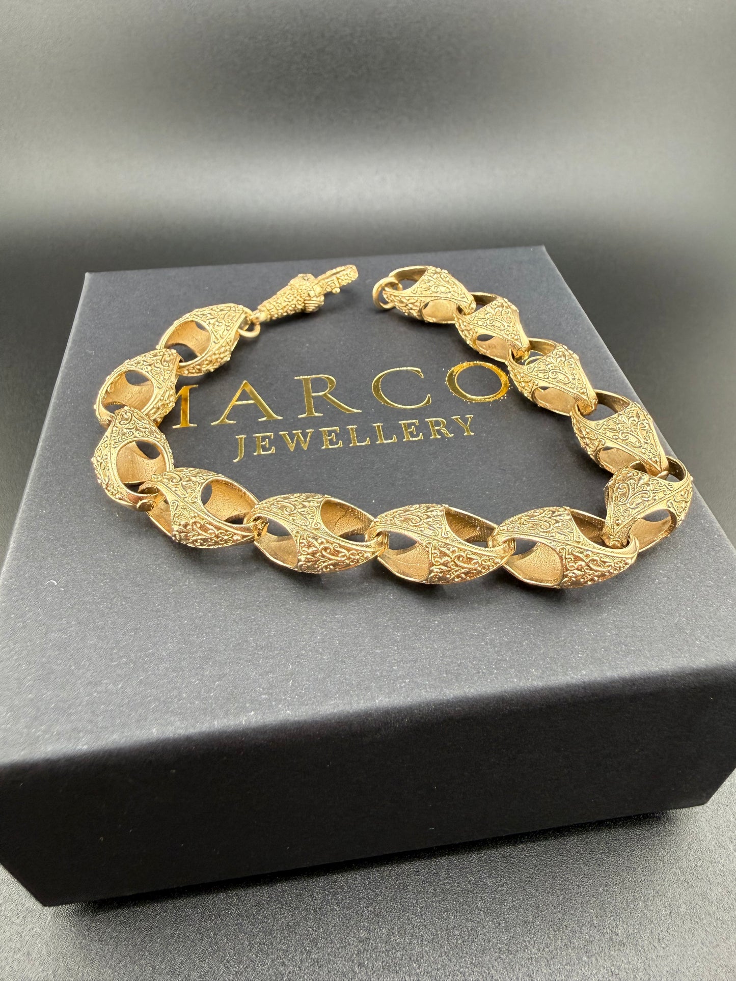 9ct Gold Acorn Bracelet 8.75" 11mm 29.39g