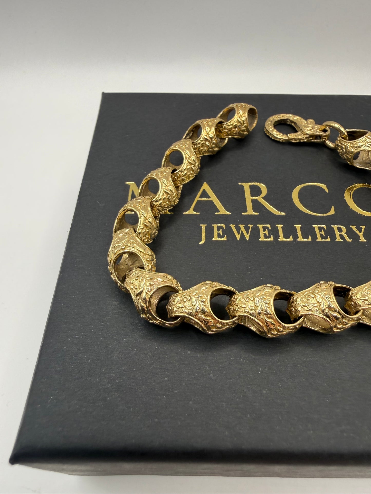 9ct Gold Acorn Bracelet 8.25" 9/10mm 30.5g