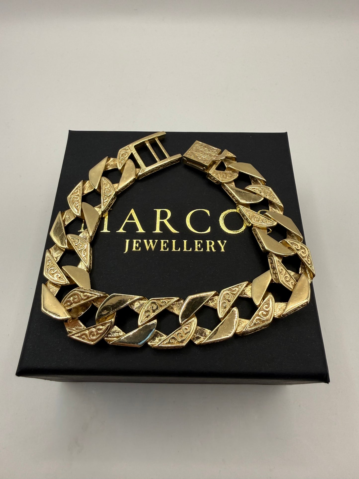 9ct gold chaps bracelet 9" 12mm 57.9g