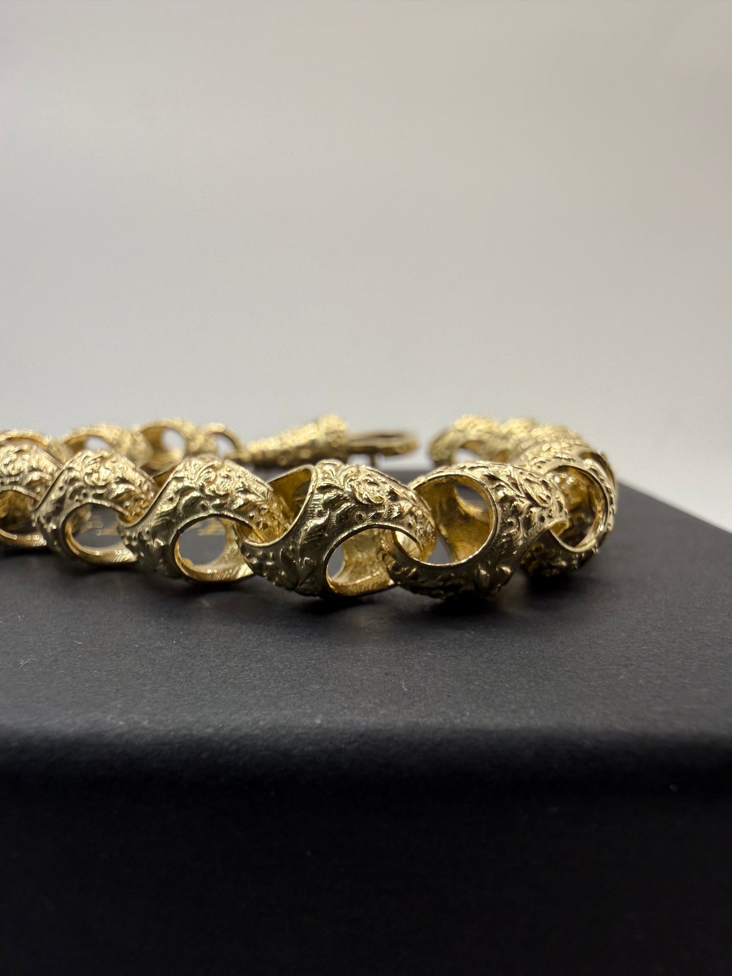 9ct Gold Acorn Bracelet 8" 10mm 35.4g