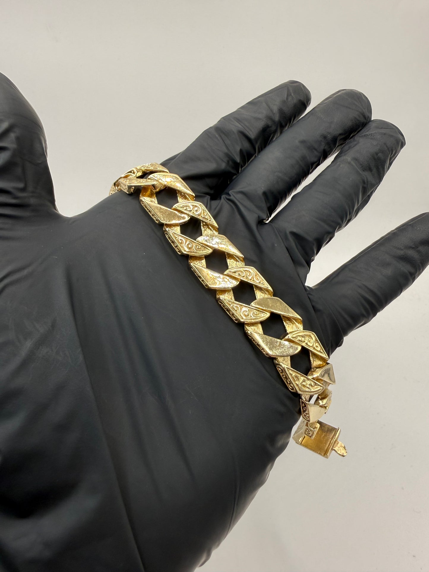 9ct gold chaps bracelet 9" 12mm 57.9g