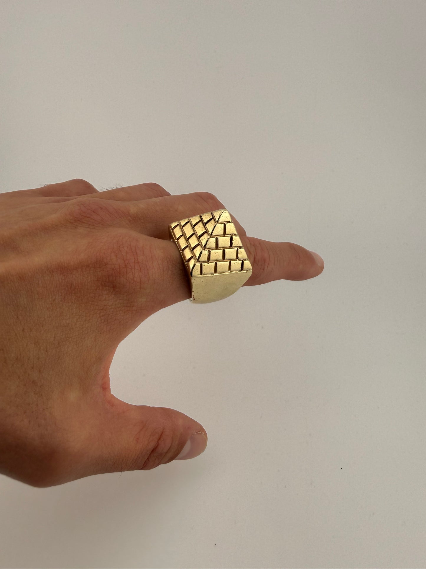 9ct Gold Pyramid Ring Size U 56.4g