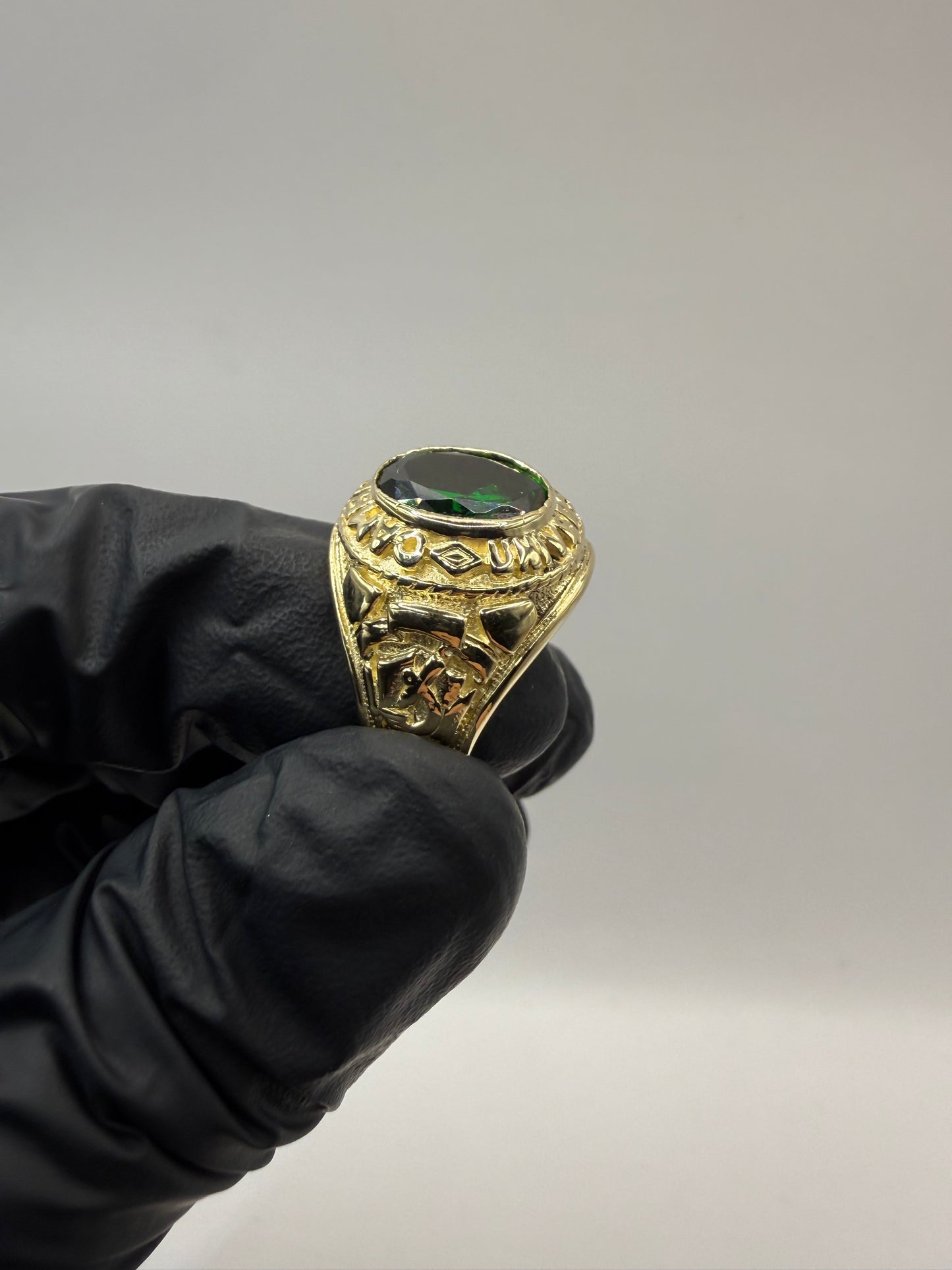 9ct Gold College Ring Size V 13.4g