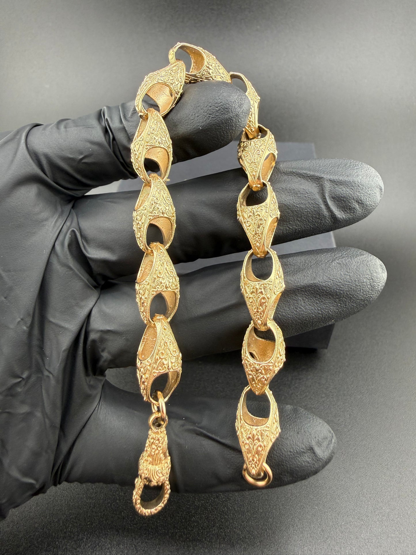 9ct Gold Acorn Bracelet 8.75" 11mm 29.39g