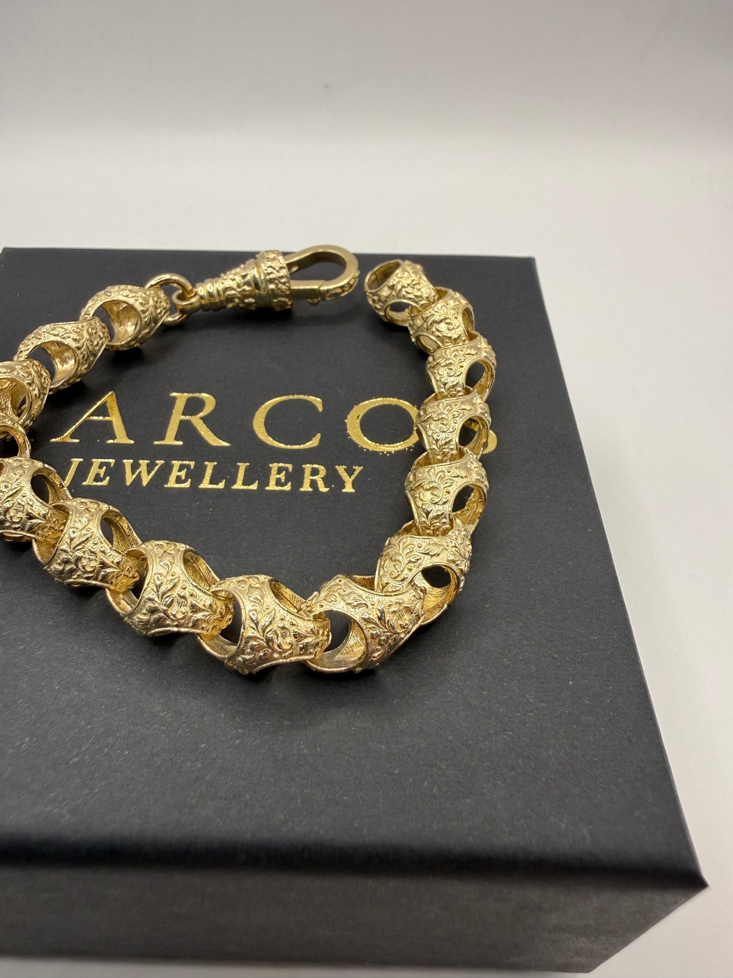 9ct Gold Acorn Bracelet 8" 10mm 35.4g