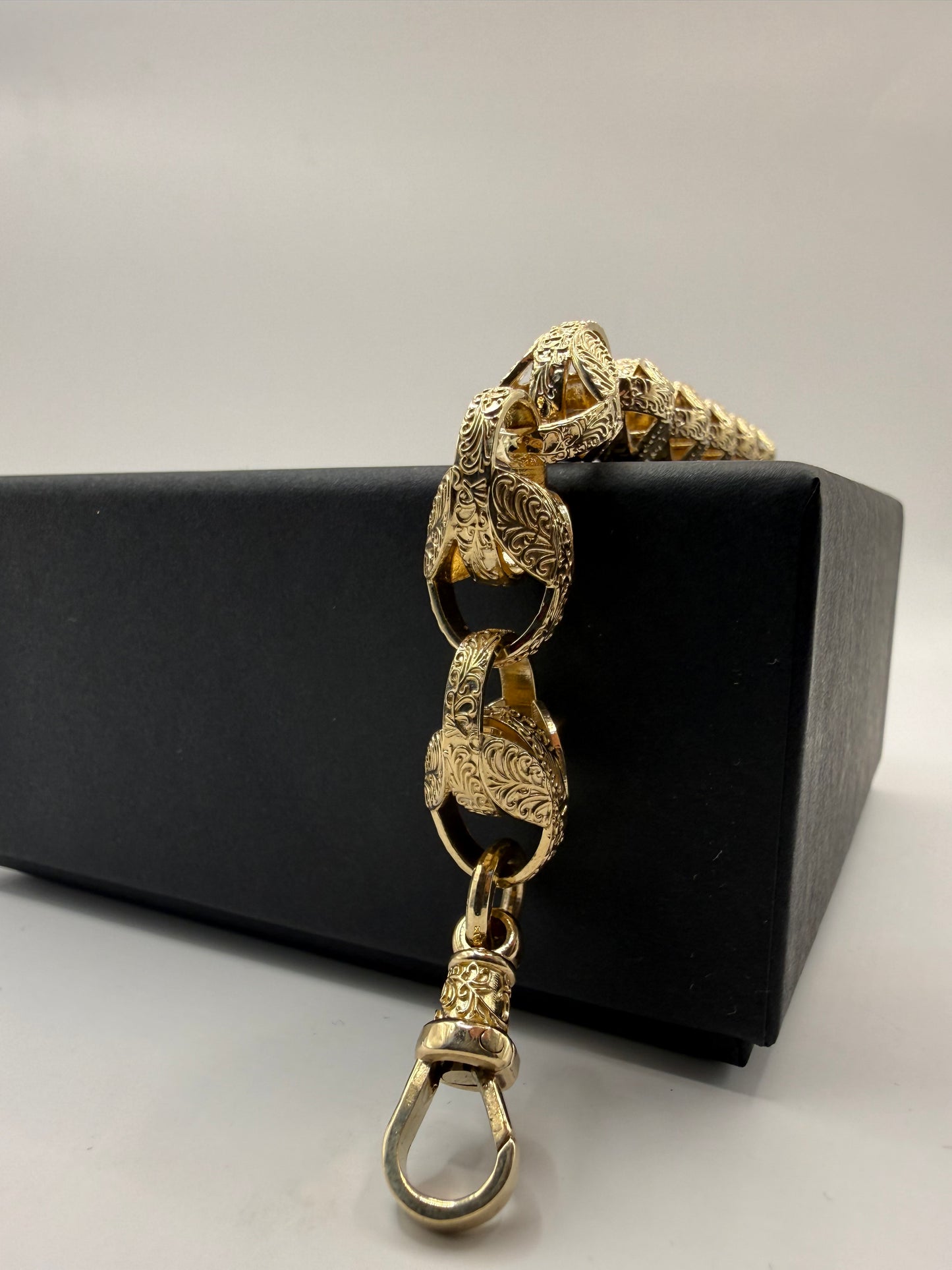 9ct Gold Tulip Bracelet 8.7" 11mm 37.9g