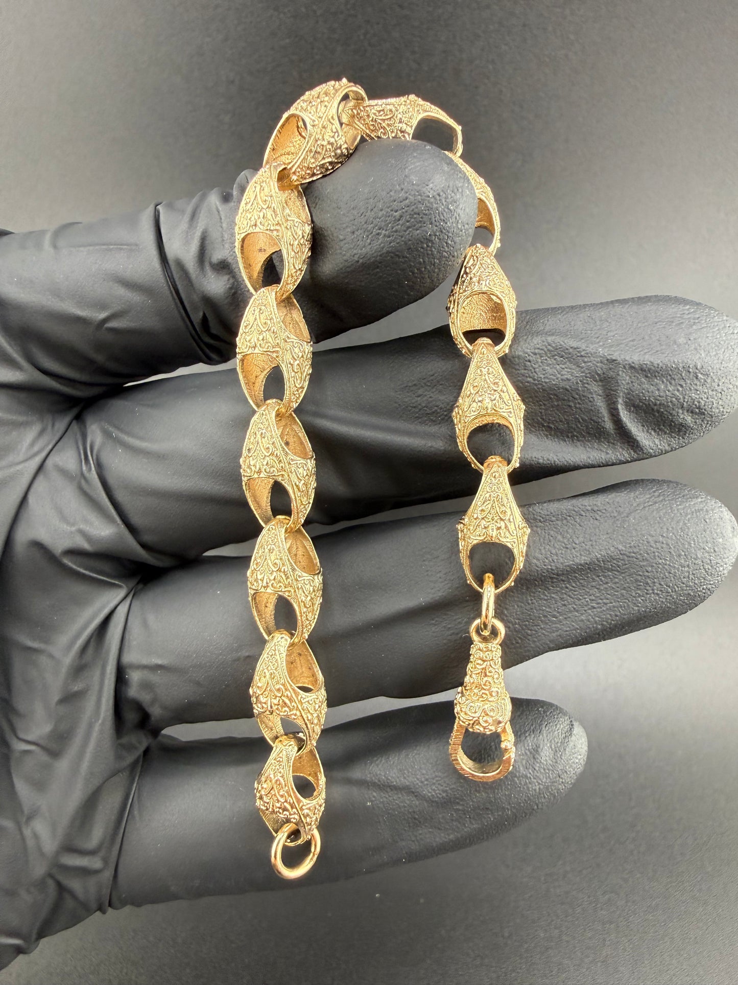 9ct Gold Acorn Bracelet 7" 8mm 12.49g