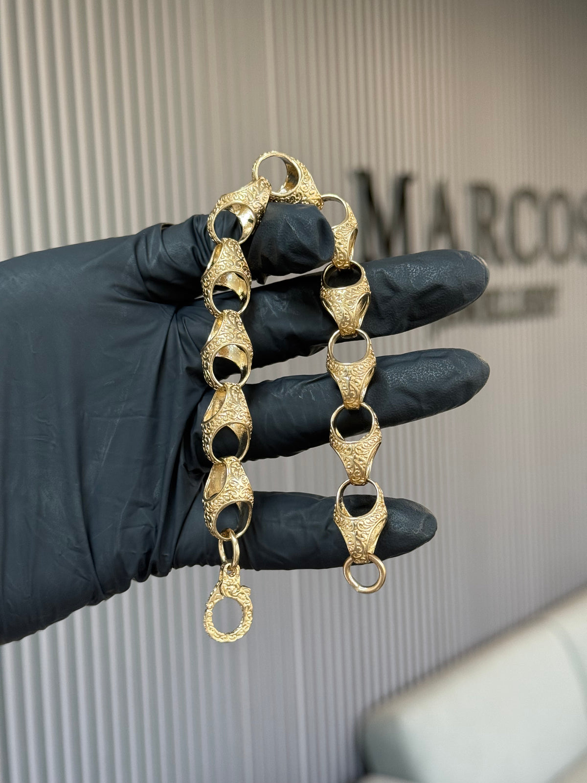 9ct Gold Acorn Bracelet 9.25" 13mm 36.2g